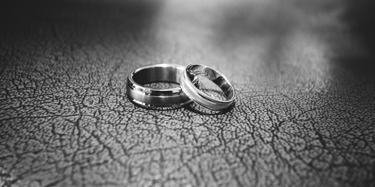 Một chiếc nhẫn cưới cho nam không chỉ là món phụ kiện đơn thuần mà còn là biểu tượng tình yêu và trung thành. Vậy tại sao không tìm kiếm một chiếc nhẫn độc đáo và mang tính cá nhân hóa để thể hiện cảm xúc của bạn? Hãy đến với chúng tôi để tìm kiếm một chiếc nhẫn cưới hoàn hảo cho người đàn ông của bạn. 